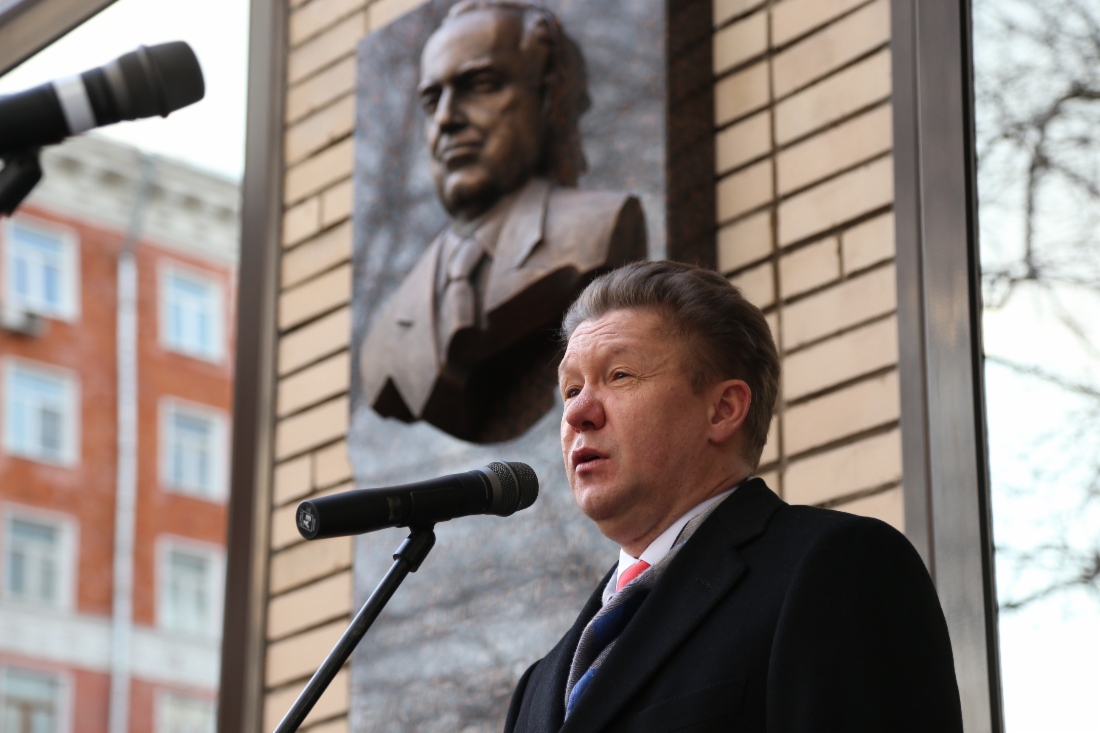 Алексей Миллер во время торжественной церемонии открытия мемориальной доски на здании бывшего Министерства газовой промышленности