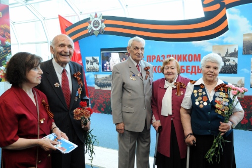 Слева направо: Виктор Михайлович Мишин со спутницей, Маргарита Леонидовна и Павел Васильевич Смирновы, Алла Михайловна Савкина. 5 мая 2011 года Слева направо: Виктор Михайлович Мишин со спутницей, Маргарита Леонидовна и Павел Васильевич Смирновы, Алла Михайловна Савкина. 5 мая 2011 года