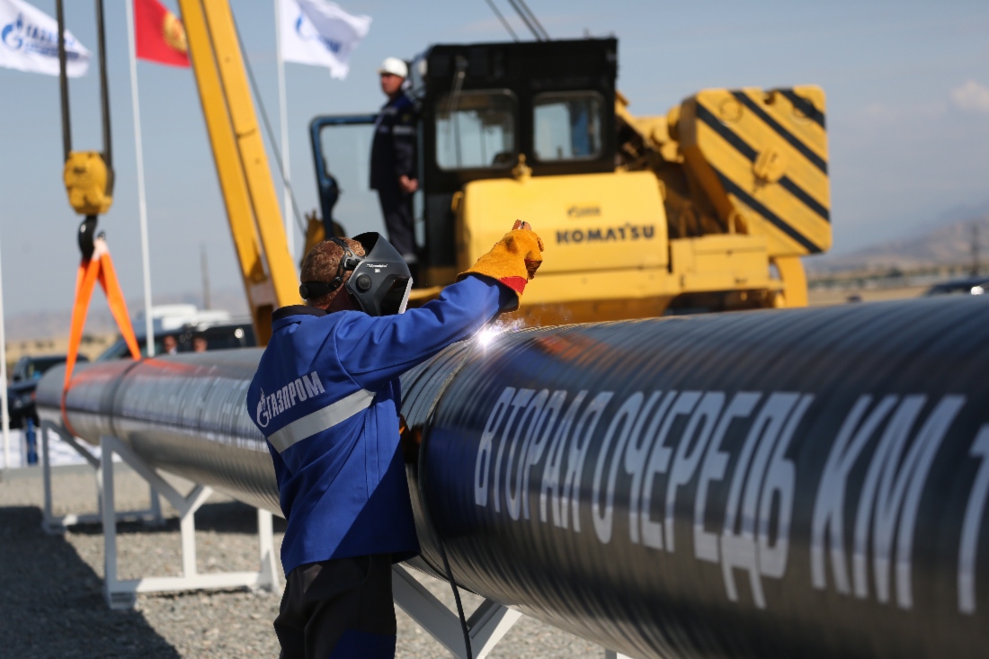 Сварка первого стыка финального участка II очереди газопровода «Бухарский газоносный район — Ташкент — Бишкек — Алматы»