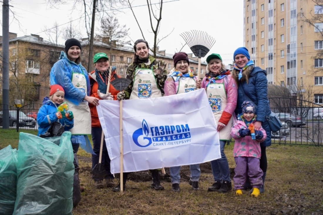 Волонтеры «Газпром трансгаз Санкт-Петербург» во время ежегодного экологического субботника «Зеленая Весна» 